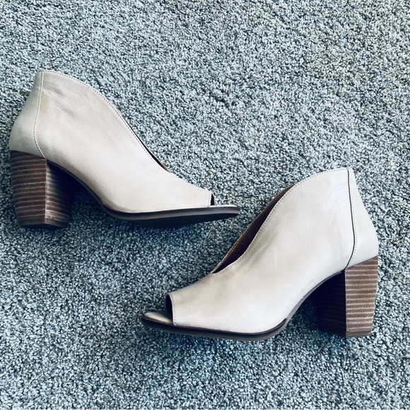 Lucky Brand Womens size 7 beige colored v cut open toe heels - Picture 4 of 4